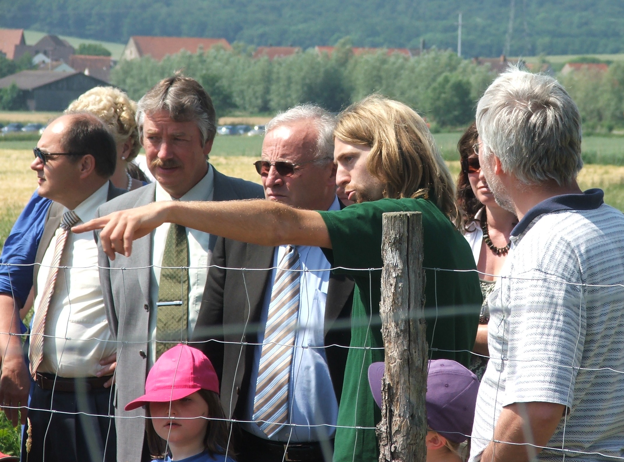 Besuchergruppe mit Johannes Buchner vom Laimbachhof